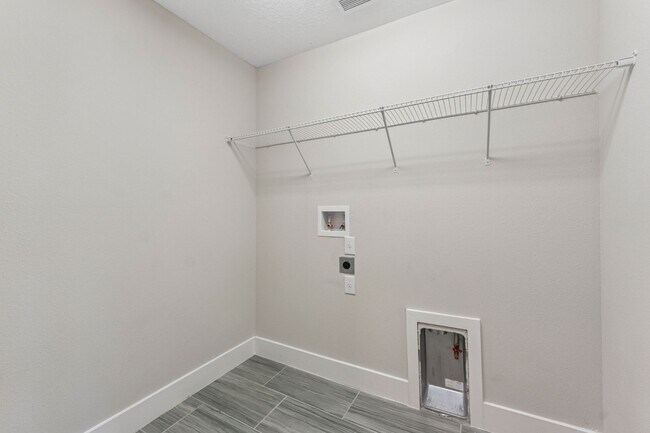 Building Photo - Stunning 4 BR + LOFT /2.5 BA/ 2 CG home in Gorgeous Bexley!