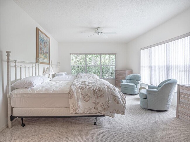 Building Photo - 920 E Lake Dr