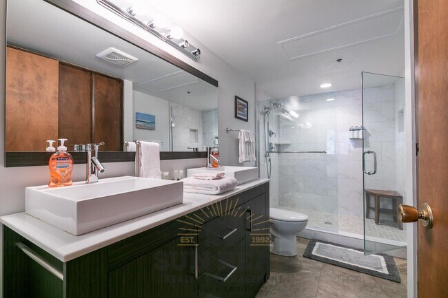 Building Photo - Adorable Condo w Elevator & Open Condo Garage
