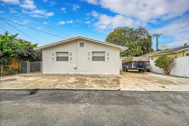 Building Photo - 604 SW 6th Ave