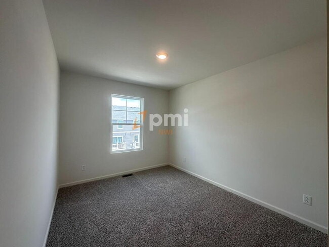 Building Photo - 8750 Clover Ln