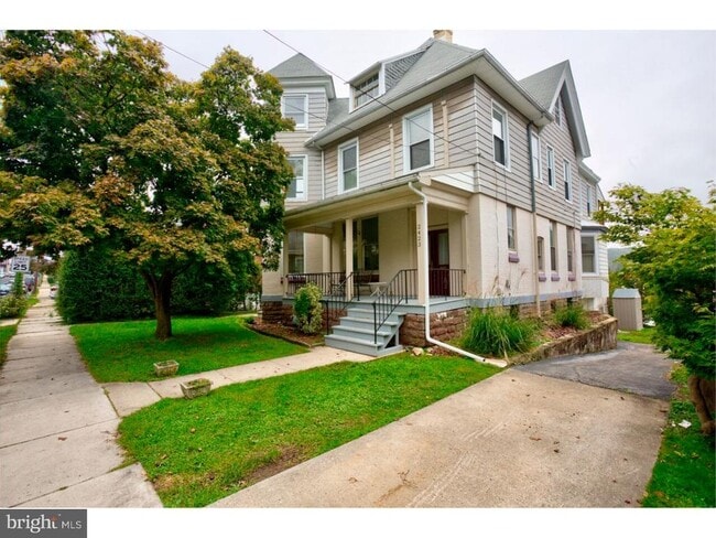 Building Photo - 2423 Fairview Ave