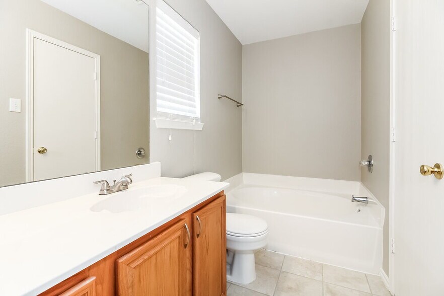 Building Photo - 209 Tulip Ln