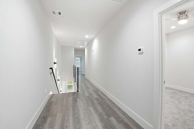 Building Photo - 727 S Victory St