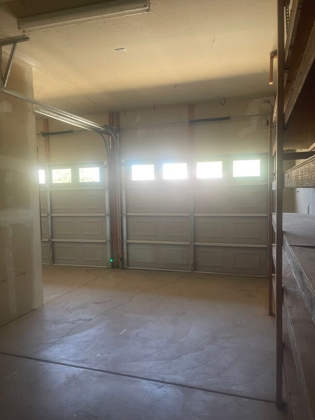Building Photo - 651 Country Oak Dr