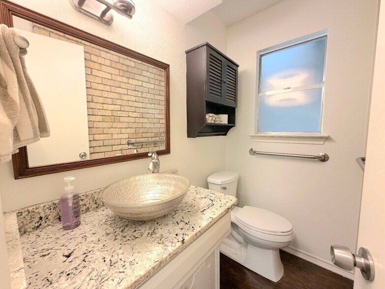 Building Photo - 3433 Lynbrook Dr