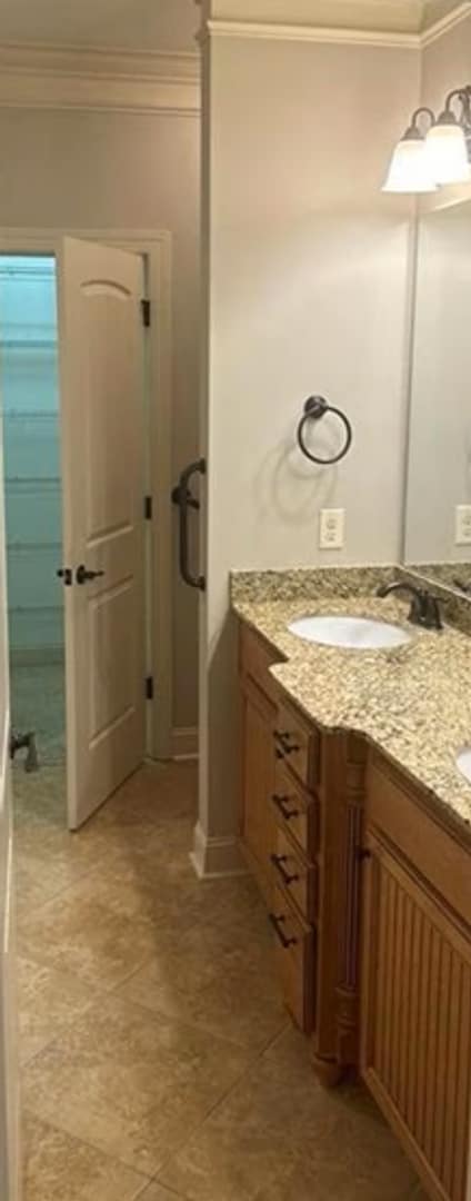 Building Photo - Spacious & Stylish 3 Bedroom, 2 1/2 Bathro...