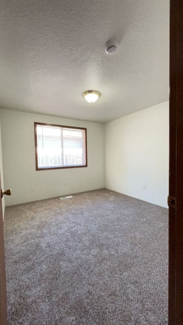 Building Photo - 3 Bedroom 2 bath house available!