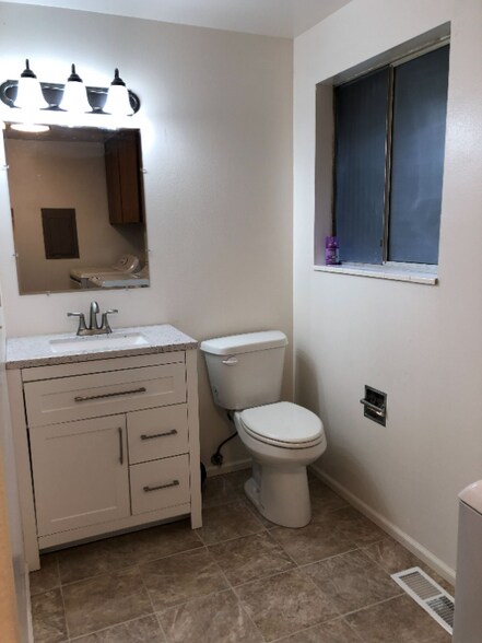 Building Photo - 946 Silver Lake Rd