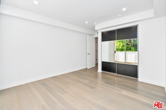 Building Photo - 1129 Larrabee St