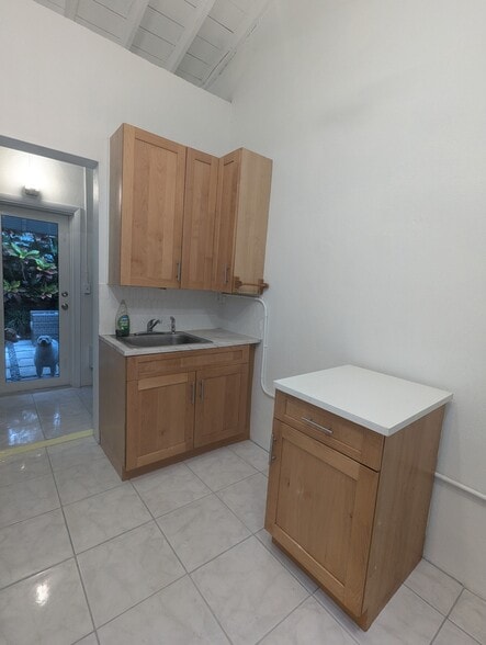 Kitchenette - 2551 Lincoln St
