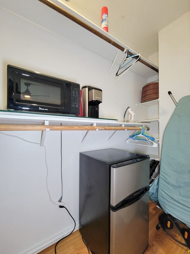Building Photo - Two bedrooms two 1/2 bath townhome on Galv...