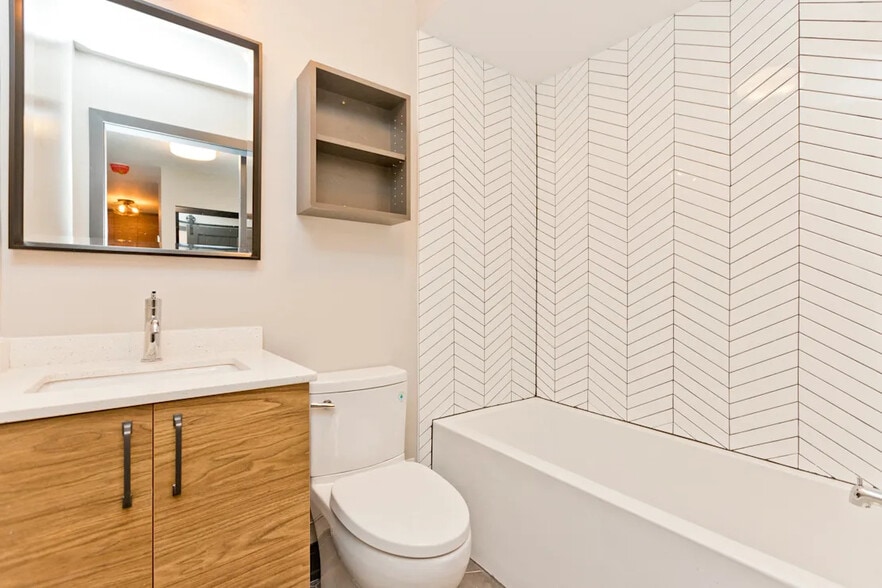 Building Photo - 518 W Wrightwood Ave