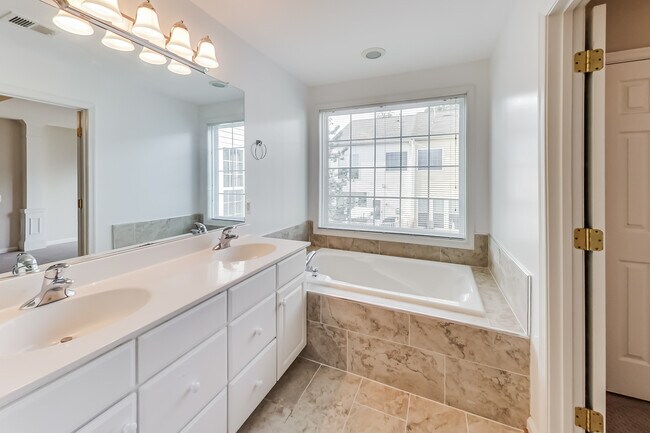 Master Tub - 5294 Jule Star Dr