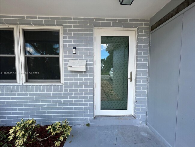 Building Photo - 3350 SW 16th Ct
