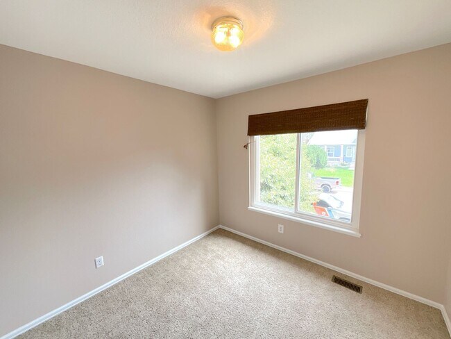 Building Photo - 4 Bedroom Home Available Near Constitution...
