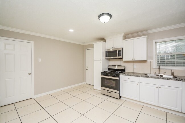 Building Photo - 2109 Pomona Dr