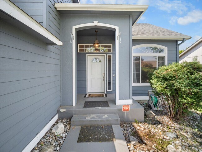 Building Photo - 4bedroom/3bath w/Garage/washer/dryer/fence...
