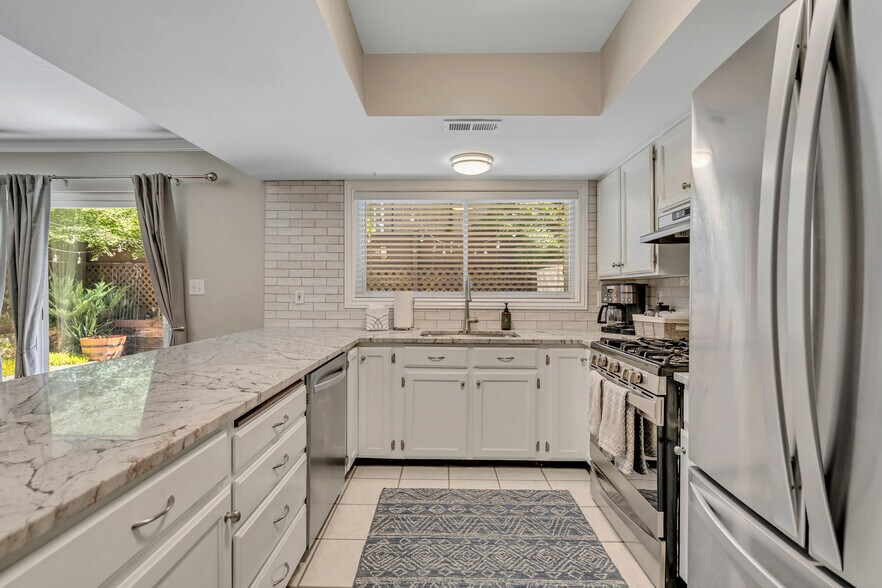 Building Photo - 3002 E Casto Ln