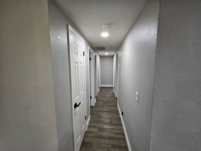 Building Photo - Welcome Home! Spacious Floor Plan 3 Bed 2 ...