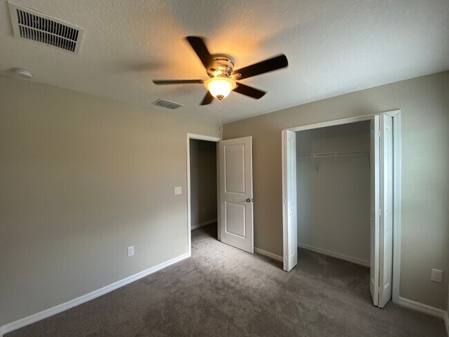 Building Photo - Freedom Crossing Preserve 4/2/2 **WON'T LAST**