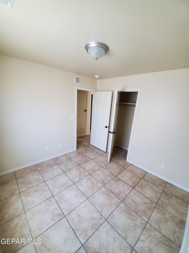 Building Photo - 9389 San Lorenzo Ave
