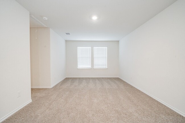 Building Photo - 2110 Thornton Dr