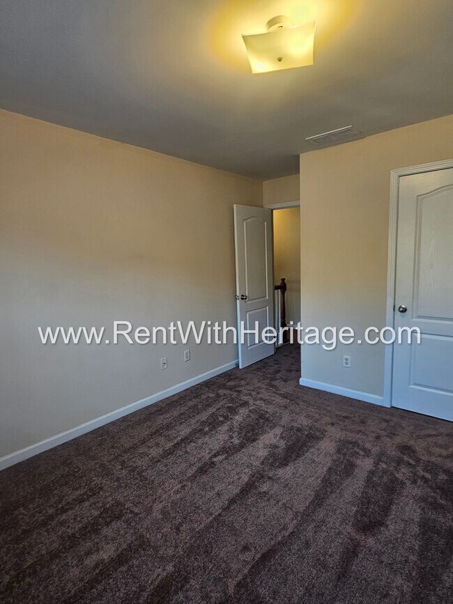 Building Photo - WOW!!...GORGEOUS!!..UPGRADES /AMAZING MASTER/ FENCED YD/ SWIM-TENNIS