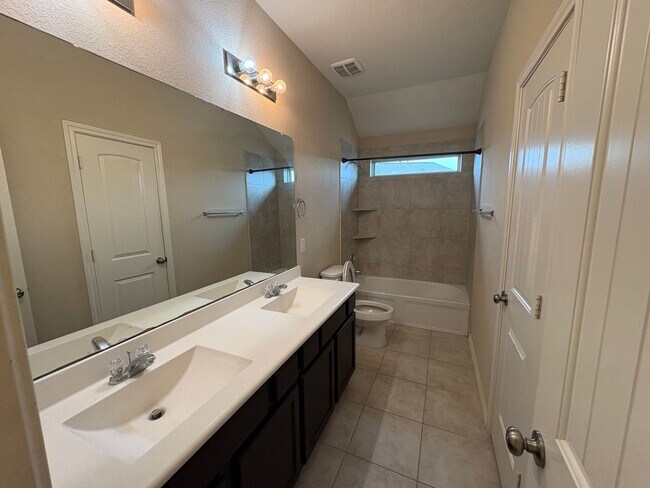 Building Photo - 4B2.5B Warm & Spacious Home in Remington R...