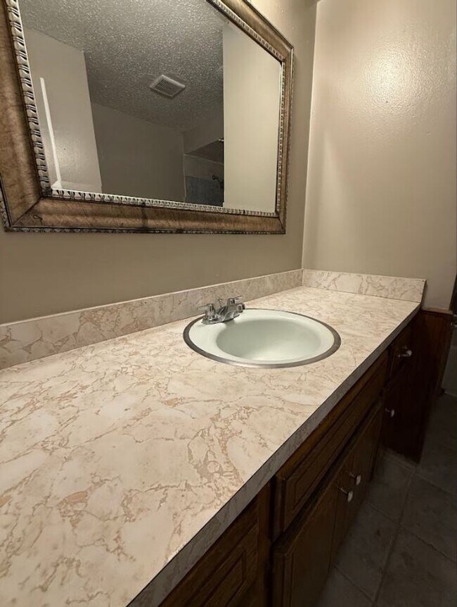 Building Photo - 4 BedroomHome Available!