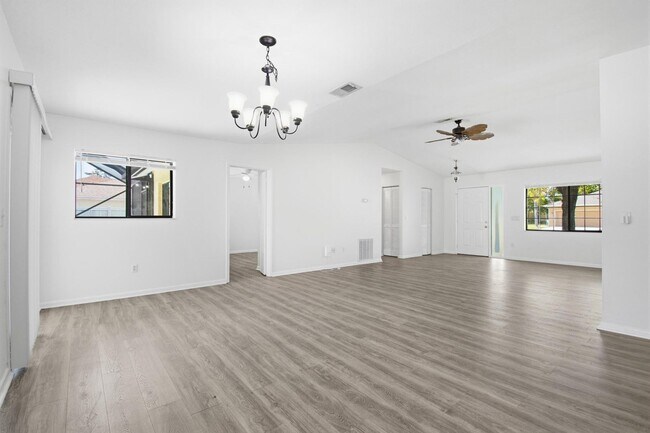 Building Photo - Amazing Pool Home!