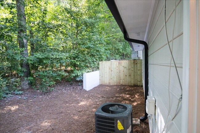 Building Photo - Newly Renovated 3bd/2ba Duplex Unit in Con...