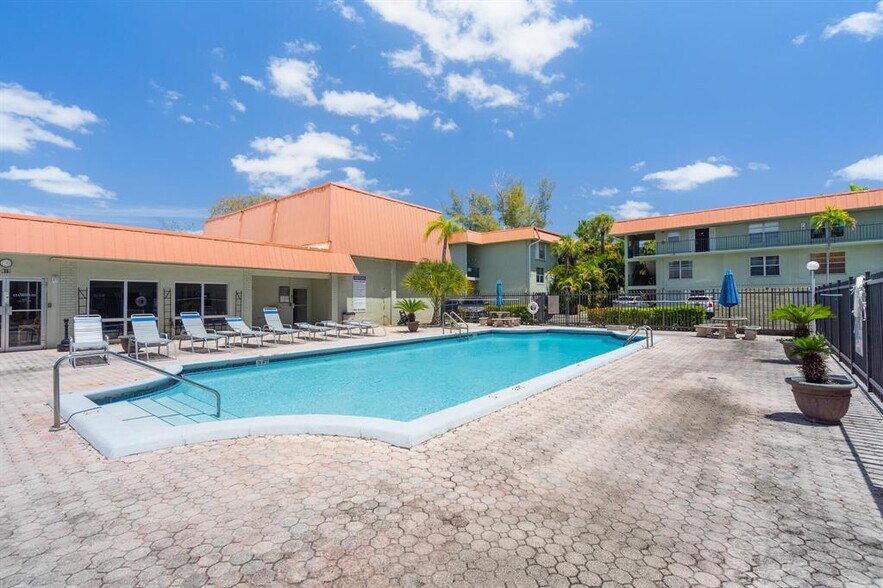 Building Photo - 809 W Oakland Park Blvd