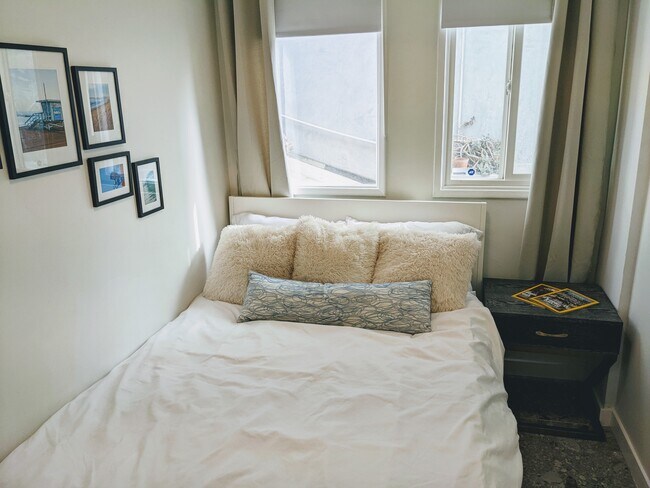 Full size bed - 308 Seaview St