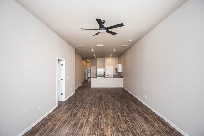 Building Photo - Modern 3/2/1 Duplex!