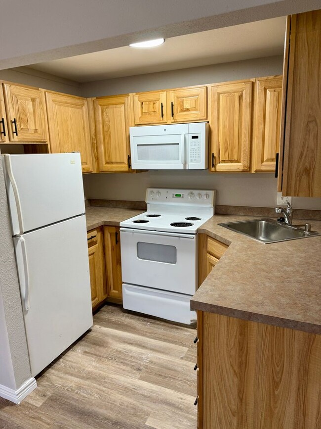 Building Photo - Charming Studio Apartment in Manitou Springs!