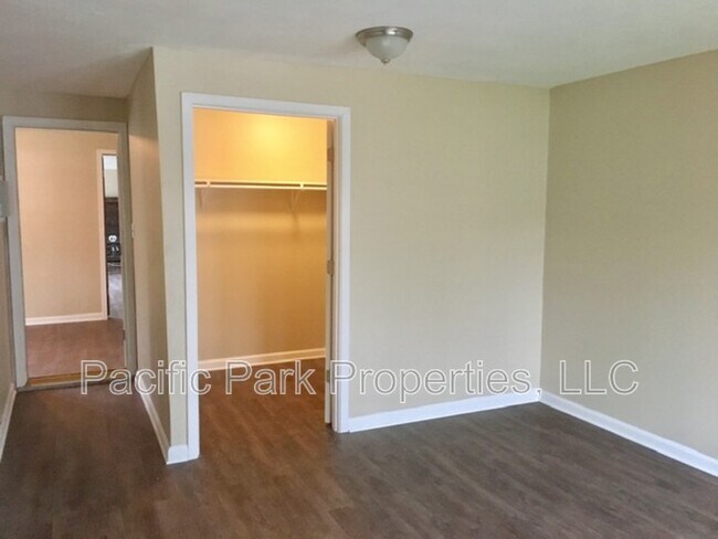 Building Photo - 9403 Shenandoah Dr