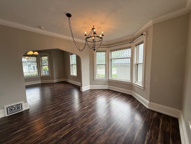 Building Photo - Elegant 2 Bed, 1 Bath Home on South Hill!