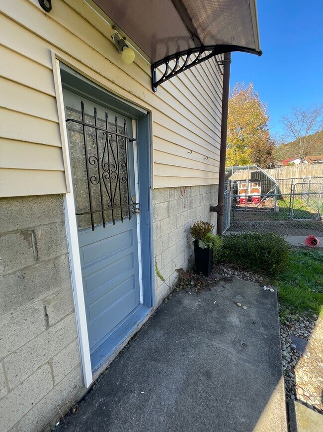 Building Photo - 402 N 6th Ave