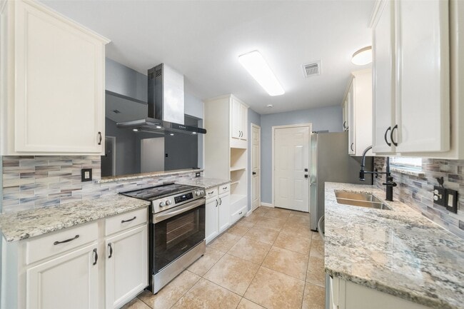 Building Photo - 16330 Autumn Wind Dr