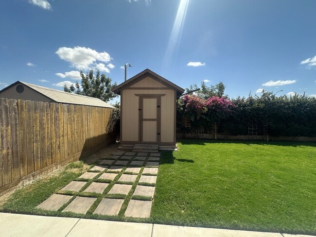 Building Photo - Nearly New 4 bedroom 2.5 bathroom