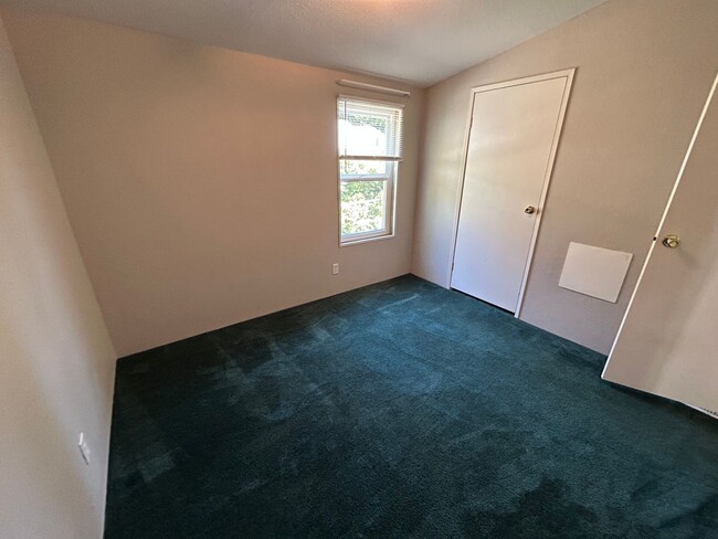 Building Photo - Spacious 3 bedroom 2 Bath In Forest Vista ...