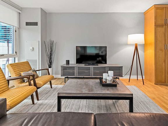 Building Photo - 505 N McClurg Ct