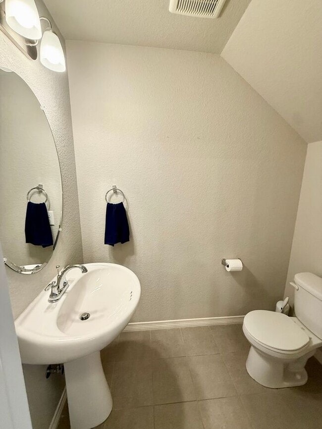 Building Photo - Beautiful 3 bed/ 2.5 bath Townhome in Berthoud