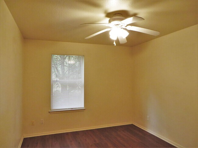 Building Photo - 2 Bedroom 2 Bathroom Unit In Georgetown