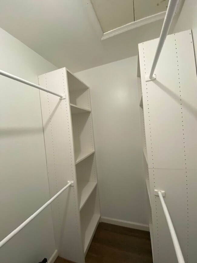 Building Photo - Two Bedroom Three Bathroom Condo in Holland