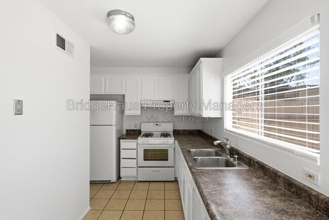 Building Photo - 3550 Sandpiper Pl