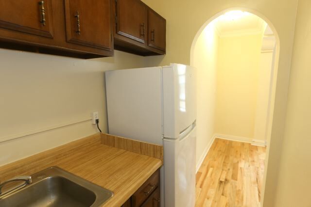 Building Photo - 430 W Roscoe St