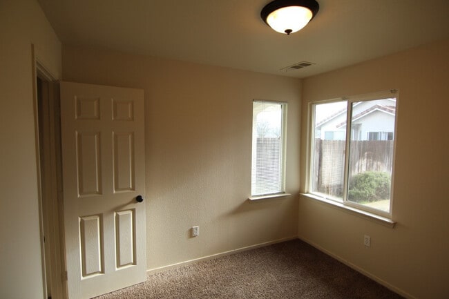 Building Photo - 3 Bedroom Home in Gated Lake California