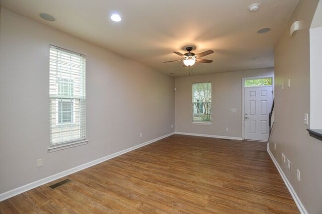 Building Photo - 2-bedroom end-unit w/ Bonus room!